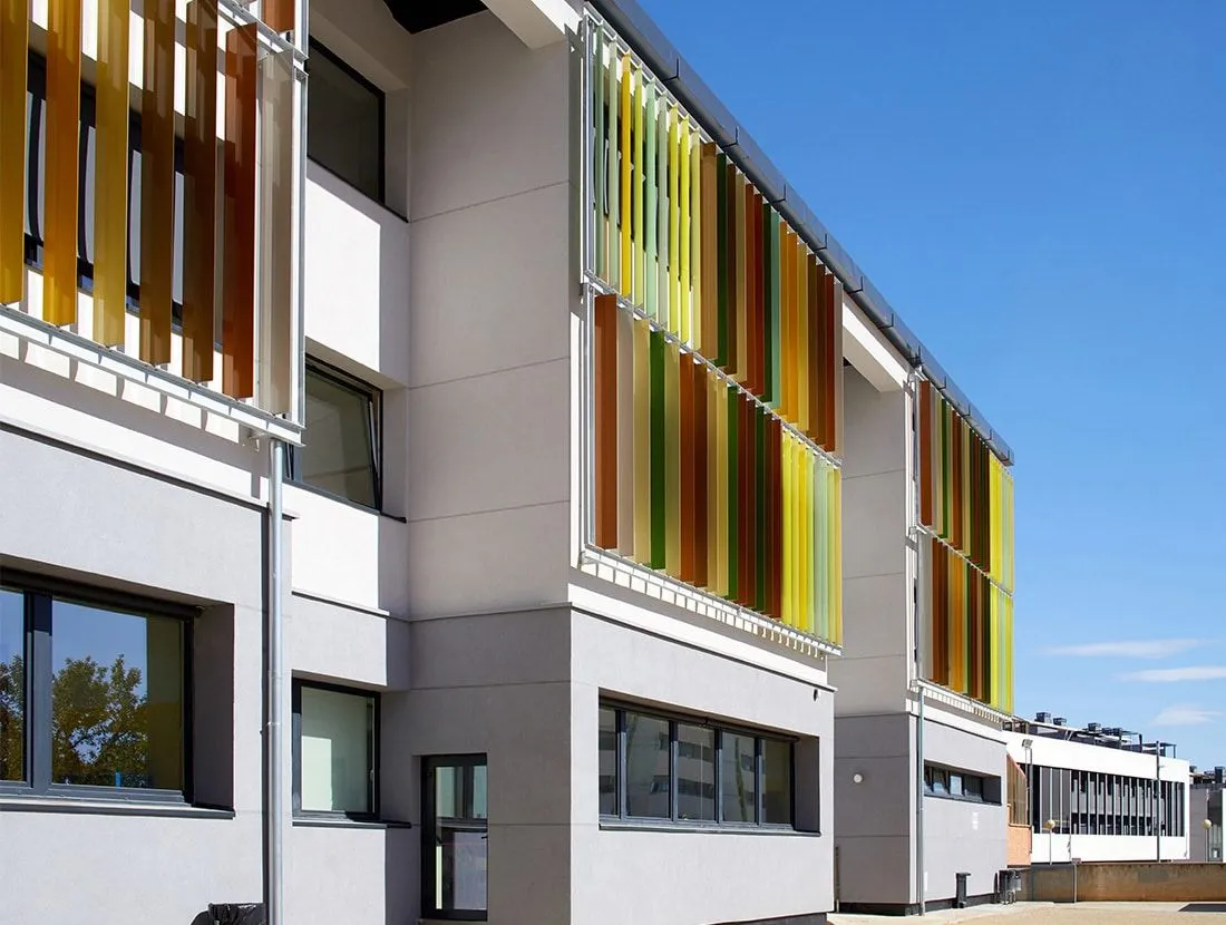 Arquitectura sostenible con materiales de construcción de bajo impacto ambiental Escuela Garrofer 2
