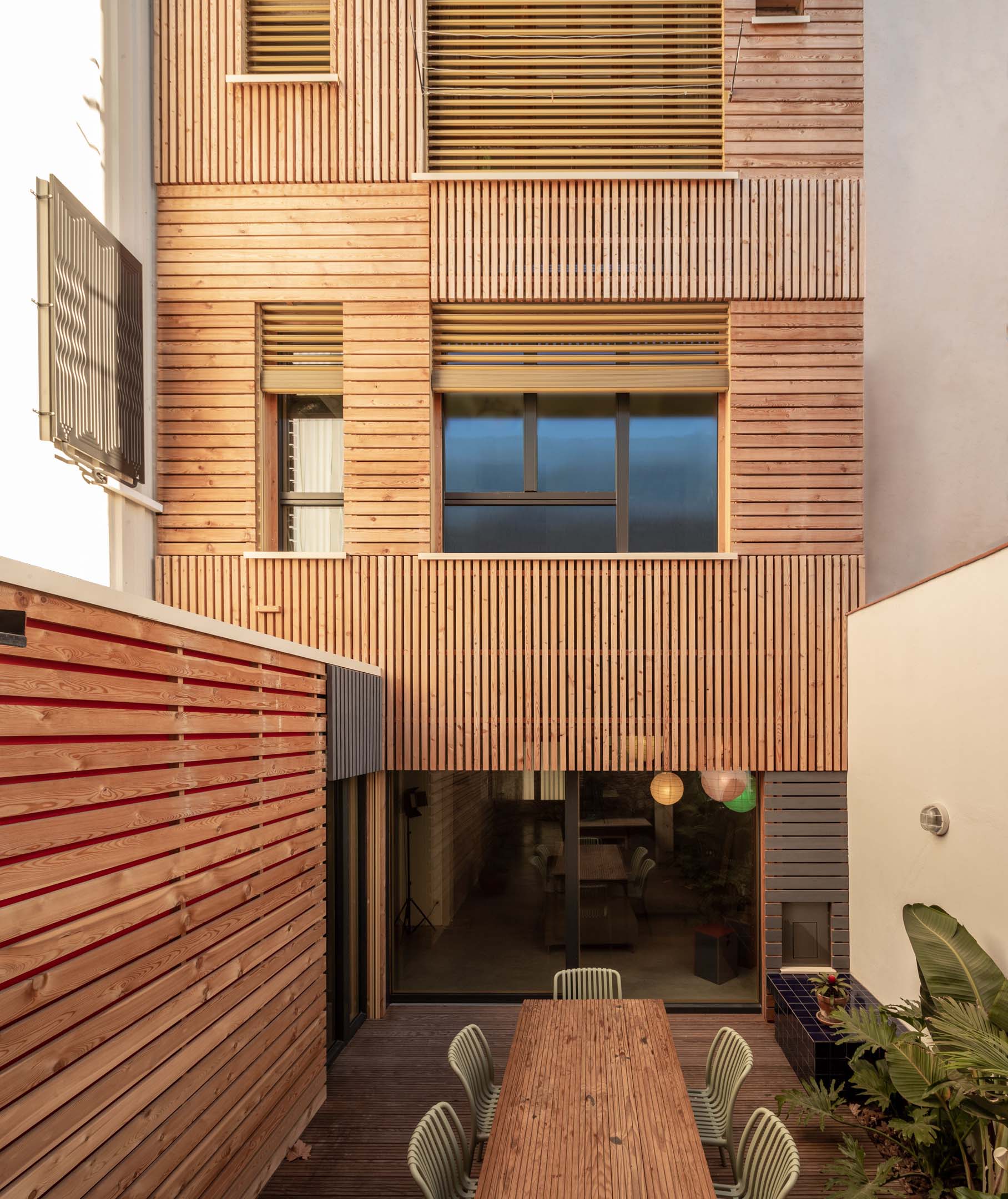 Maximiza la inversión de tu cliente: La eficiencia energética en la rehabilitación Passivhaus de edificios como garantía de retorno seguro ShowPass Energiehaus Fachada Patio interior Fotografo Jordi Marti Munoz 1 1