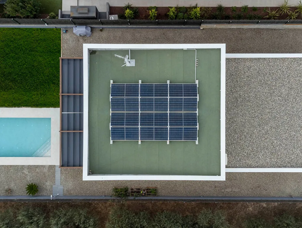 Vista aérea de la cubierta de una vivienda Passivhaus con placas solares fotovoltaicas