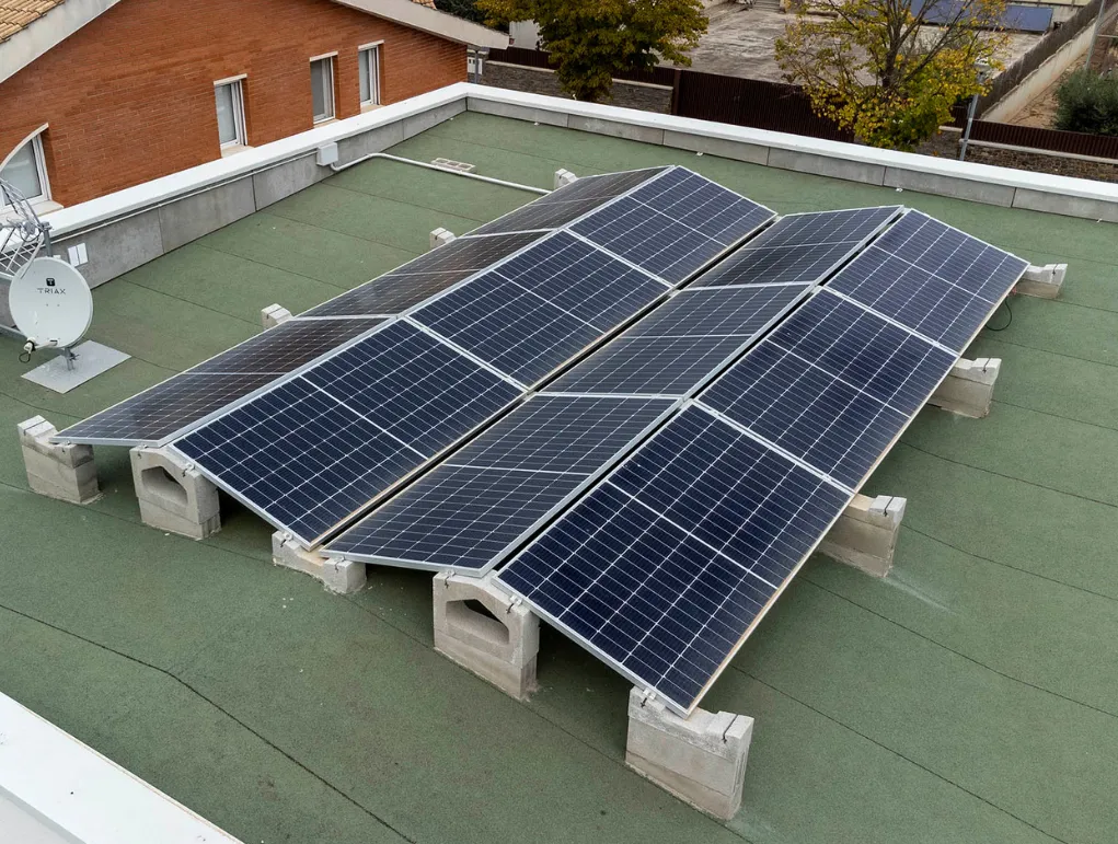 Cubierta de una vivienda Passivhaus con placas solares fotovoltaicas