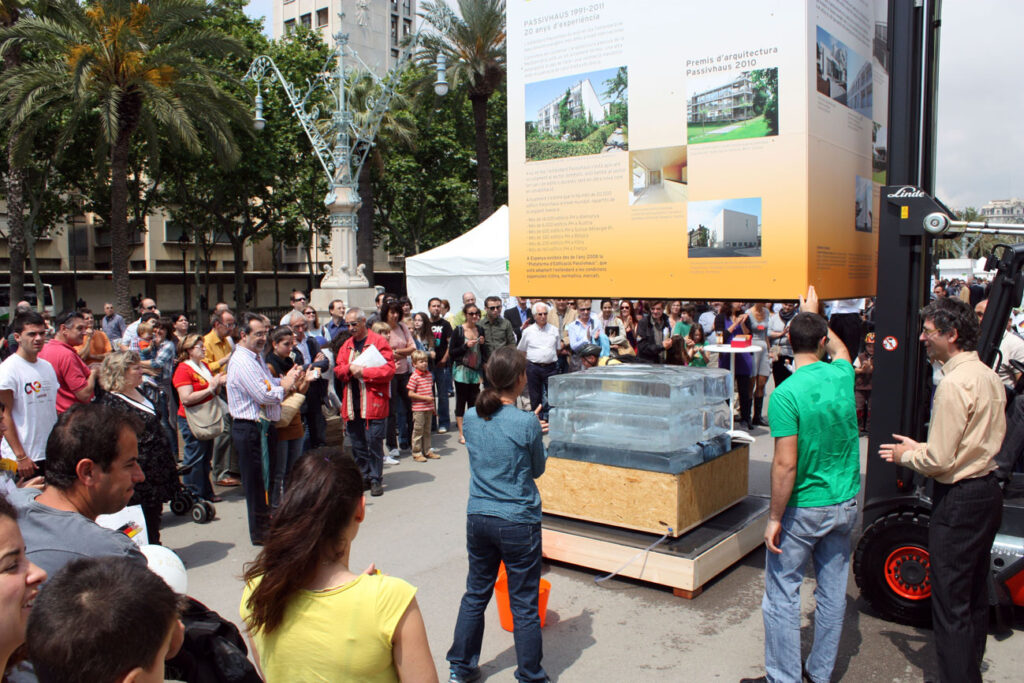🧊 Cuando llega el calor, la diferencia se hace visible: el Reto del Cubo de Hielo vuelve a demostrar el valor de Passivhaus Eislblock lores Barcelona