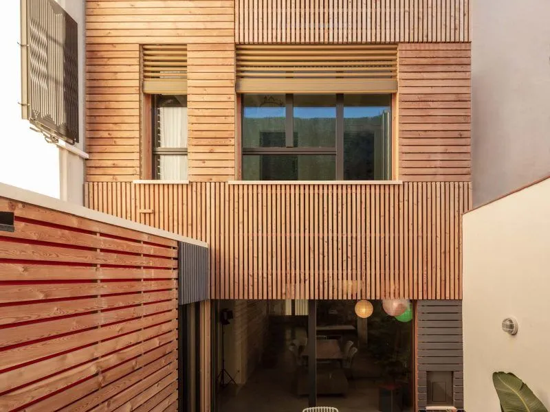 ARQ-18_ShowPass_Energiehaus_Jordi-Marti-Muñoz__fachada-patio-2-retocada-2